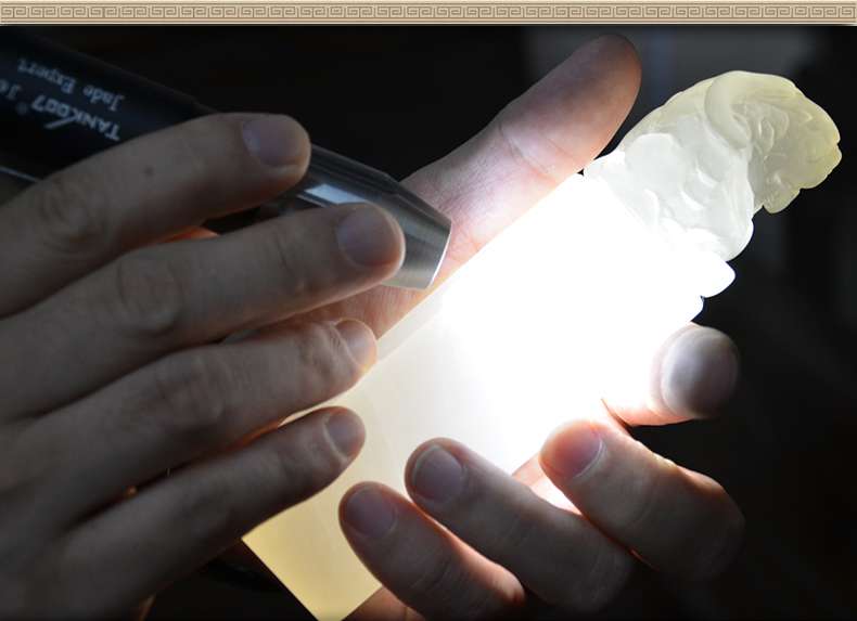 照玉強(qiáng)光手電筒不只可以鑒定琥珀，還可以鑒別各種的玉石、原石