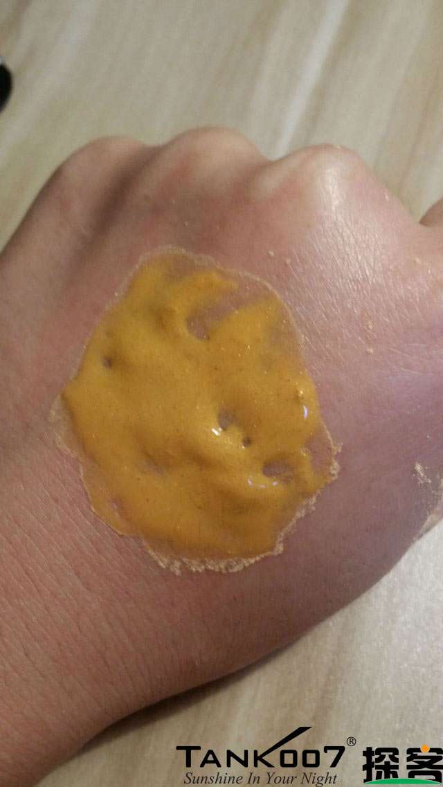 客戶買了紫光手電驗熒光劑，先拿面膜大姨媽巾開刀 