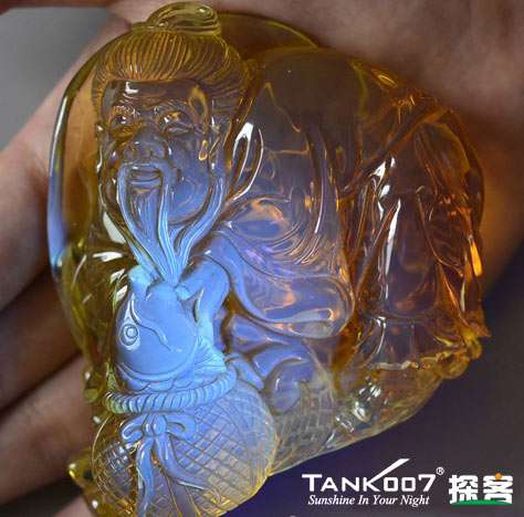 網(wǎng)上用紫光手電鑒定琥珀的帖子這么多，哪個是真假？