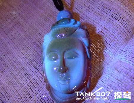 網(wǎng)上用紫光手電鑒定琥珀的帖子這么多，哪個是真假？