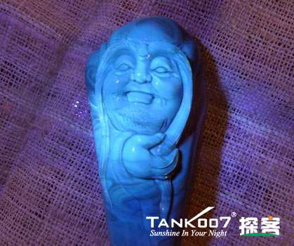網(wǎng)上用紫光手電鑒定琥珀的帖子這么多，哪個是真假？