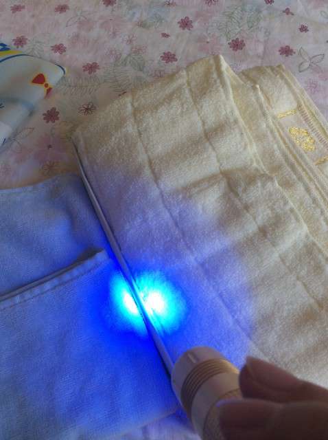  寶媽買了紫光手電，衣服上好多熒光劑，看的心慌害怕