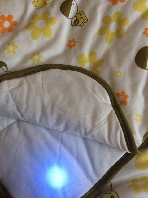  寶媽買了紫光手電，衣服上好多熒光劑，看的心慌害怕