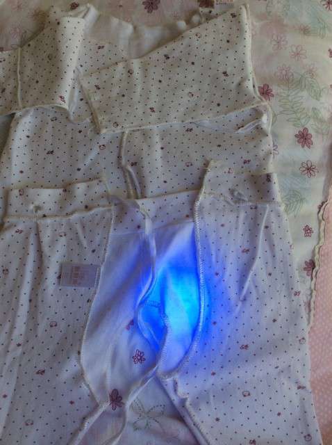  寶媽買了紫光手電，衣服上好多熒光劑，看的心慌害怕