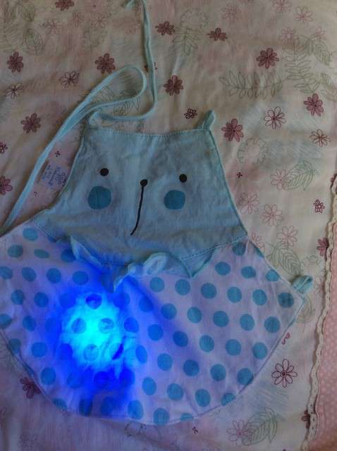  寶媽買了紫光手電，衣服上好多熒光劑，看的心慌害怕