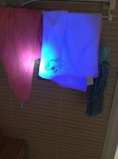  寶媽買了紫光手電，衣服上好多熒光劑，看的心慌害怕